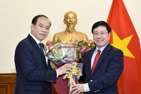 Phó Thủ tướng, Bộ trưởng Bộ Ngoại giao Phạm Bình Minh trao quyết định và chúc mừng ông Vũ Việt Anh.