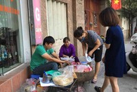 Anh Nam tất bật với công việc bán xôi của mình.