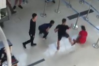 Một nhóm thanh niên đạp ngã nữ nhân viên hàng không ở sân bay Thọ Xuân. Ảnh cắt từ Video.