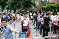Hàng nghìn thí sinh xếp hàng nộp hồ sơ thi công chức ngành thuế Hà Nội năm 2014. Ảnh: Bá Đô.