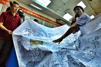 Bức xúc của người dân Thủ Thiêm vẫn chưa lắng xuống dù Thanh tra Chính phủ chỉ ra hàng loạt sai phạm của thành phố. Ảnh: Hữu Khoa.