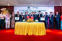 Ông Phùng Chu Cường, Tổng giám đốc Công ty Phú Long và ông Lee Young Hôn, Chủ tịch kiêm Tổng giám đốc Tập đoàn Posco E&C trao Thoả thuận hợp tác toàn diện.