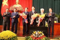 Lãnh đạo thành phố Hải Phòng tặng hoa chúc mừng những người được bầu bổ sung các chức danh.