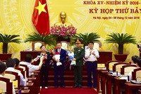 Hai tân Ủy viên UBND thành phố ra mắt và nhận hoa chúc mừng.