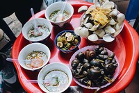 Chủ quán sẽ dùng máy tính hoặc điện thoại để tính tiền rồi truyền đạt lại cho khách. Ảnh: Hoàng Tuấn Anh.