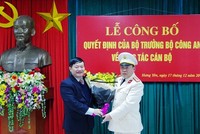 Chủ tịch UBND tỉnh Hưng Yên Nguyễn Văn Phóng chúc mừng Đại tá Nguyễn Xuân Hồng. 