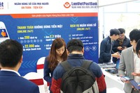 Gian hàng Ví Việt thu hút đông đảo học sinh, sinh viên và các bạn trẻ hưởng ứng tham gia.