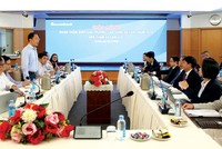 Đoàn thẩm định Sao Vàng Đất Việt tại Ngân hàng Sacombank.