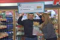 Anh Matthew Cox nhận giải thưởng xổ số 10.000 USD/tuần cho đến hết đời. (Nguồn: WIVB).