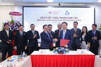 PGS.TS.Mai Thanh Phong - Hiệu trưởng Trường Đại học Bách khoa TP.HCM và ông Lê Chí Trung - Tổng Giám đốc Hưng Thịnh Incons cùng đại diện 2 đơn vị thực hiện nghi thức ký kết hợp tác.