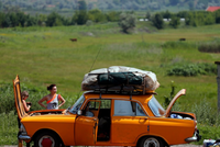 Không nên đổ lỗi ai khác nếu bạn không có tiền cho những tình huống khẩn cấp. Ảnh: Reuters.