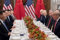 Phái đoàn của Tổng thống Mỹ Trump (phải) và Chủ tịch Trung Quốc Tập Cận Bình trong cuộc gặp bên lề G20 đầu tháng 12. Ảnh: AFP.