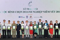 Chủ tịch UBCK, Chủ tịch Sở GDCK TP. HCM và Chủ tịch Dragon Capital vinh danh các doanh nghiệp đoạt giải trong Cuộc bình chọn Doanh nghiệp niêm yết tiêu biểu 2018.