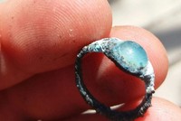 Chiếc nhẫn 2.000 năm tuổi đã bị ăn mòn và có một viên ngọc lục bảo bên trên. (Nguồn: Haaretz).