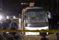 Chiếc xe buýt chở du khách Việt bị phá hủy trong vụ đánh bom. Ảnh: AFP.