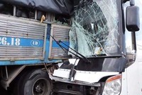 Hiện trường vụ tai nạn ôtô giường nằm tông xe tải tại Bình Thuận. Ảnh: Phan Thành.