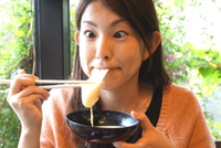 Ozoni thường được làm từ bánh mochi, đậu phụ, khoai, thịt hoặc hải sản, rau xanh, và các loại rau củ màu sắc khác... kèm nước dùng nóng hổi. Ảnh: Sharing Kyoto.