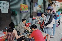 Khách đứng trước nồi súp chờ mua mang về. Ảnh: Di Vỹ.