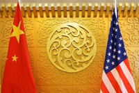 Quốc kỳ Mỹ (phải) và Trung Quốc được treo tại Bộ Giao thông Vận tải Trung Quốc ở Bắc Kinh trong chuyến thăm của Bộ trưởng Giao thông Mỹ Elaine Chao tháng 4/2018. Ảnh: Reuters.