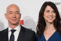 Jeff Bezos và MacKenzie tại Berlin tháng 4/2018. Ảnh: AFP.