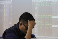 Chứng khoán tăng trong nghi ngờ