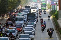 Phương tiện cá nhân lấn làn xe buýt BRT sẽ bị xử lý nghiêm. (Ảnh: Tiến Nguyên).
