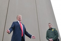 Ông Trump đến xem mô hình tường biên giới Mỹ - Mexico tại California tháng 3/2018. Ảnh:AFP.