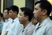 Các bị cáo trong vụ VN Pharma nghe tuyên án. (Ảnh: Mạnh Linh/TTXVN).