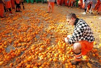 Cuộc chiến ném cam và 10 lễ hội 'quái đản' nhất thế giới