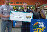 Anh Jeremy đến nhận giải thưởng 5 triệu USD cùng bố mình. 