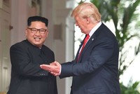 Tổng thống Donald Trump và nhà lãnh đạo Kim Jong-un gặp nhau tại Singapore năm 2018. (Ảnh: Getty).