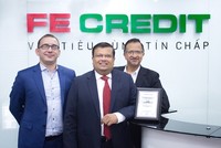 CEO và các Giám đốc của FE CREDIT vui mừng nhận giải thưởng uy tín từ The Asian Banker. 