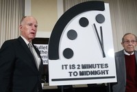 Đồng hồ ngày tận thế chỉ còn 2 phút nữa điểm nửa đêm. (Ảnh: AFP).