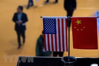 Cờ Mỹ (trái) và cờ Trung Quốc (phải). (Ảnh: AFP/TTXVN).