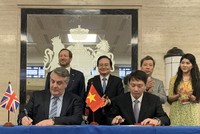 Đại diện Bộ Giáo dục và Đào tạo Việt Nam, ông Pham Quang Hưng, Cục trưởng Cục Hợp tác Quốc tế và đại diện ICAEW, ông Shaun Robetson, Giám đốc Ban Đào tạo và Văn bằng, ký kết bản ghi nhớ hợp tác.