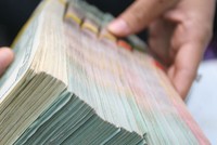 Tín dụng tiêu dùng tăng mạnh và nguy cơ “núp bóng”