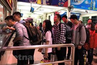 Hành khách mua vé tại bến xe Mỹ Đình. (Ảnh: Việt Hùng/Vietnam+).