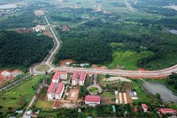 Khu Đại học Quốc gia Hà Nội tại Hòa Lạc rộng hơn 1.000 ha hiện còn nhiều diện tích đất trống, cỏ cây phủ đầy. Ảnh:Giang Huy.