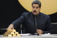 Tổng thống Maduro chạm vào các thỏi vàng trong cuộc họp với các bộ trưởng phụ trách lĩnh vực kinh tế ở Caracas tháng 3/2018. Ảnh: Reuters.