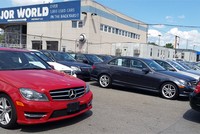 Một góc của đại lý Major World tại số 43-40 đại lộ Northern, Long Island, New York. Trên tấm biển có ghi "Hơn 1.000 ôtô đã qua sử dụng trong sân sau". Ảnh: Google Maps.