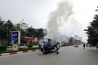 Xe tải cháy nghi ngút trên đại lộ Lê Lợi. Ảnh: Lam Sơn.