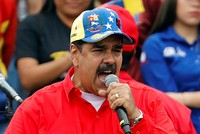 Tổng thống Venezuela Maduro phát biểu trước những người ủng hộ hôm 2/2 tại thủ đô Caracas. Ảnh: Reuters.