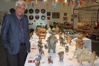 Nhà sử học Dương Trung Quốc giới thiệu bộ sưu tập lợn tại triển lãm. Ảnh: PV.