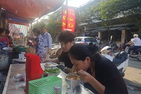 Một quán bún cá, riêu, ốc mở cửa từ ngày mùng 2 Tết tại Hà Nội. Ảnh:Nguyễn Hà.