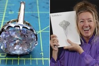 Sau khi có món quà bất ngờ này, Debrathành lập một công ty thu mua đồ trang sức cũ. Cô muốn dành lợi nhuận cho tổ chức từ thiện mình đang tham gia. Ảnh:The Sun.