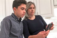 Grant Thompson, 14 tuổi, và mẹ.