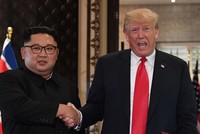Tổng thống Mỹ Trump (phải) và lãnh đạo Triều Tiên Kim Jong-un tại Singapore tháng 6/2018. Ảnh: AFP.