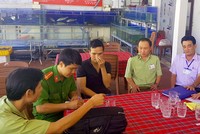 Người mặc áo đen tự xưng là bảo vệ đứng ra tiếp đoàn kiểm tra sáng 9/2. Ảnh:C.N