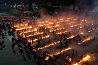 Người dân thắp hương tại đền Quy Nguyên, thành phố Vũ Hán hôm 9/2. Ảnh: AFP.