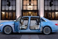 Cửa xe Lincoln Continental thế hệ thứ 10.